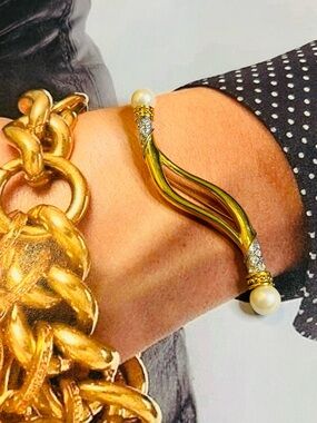 Avon vintage Gold-Tone Pearl & Crystal Twist Bracelet - Gold signed.